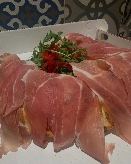 Il Cornetto di bufala con la corona di prosciutto crudo e rucola