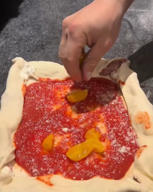 I pomodorini gialli sul pomodoro, prima del forno